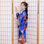 Costum Japonez Gheisa albastru cu rosu pentru Fete – Kimono Albastru cu Imprimeu Floral si Centura Obi - imagine 6