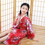 Costum Japonez Gheisa rosu cu flori pentru Fete – Kimono rosu cu Imprimeu Floral si Centura Obi - imagine 3